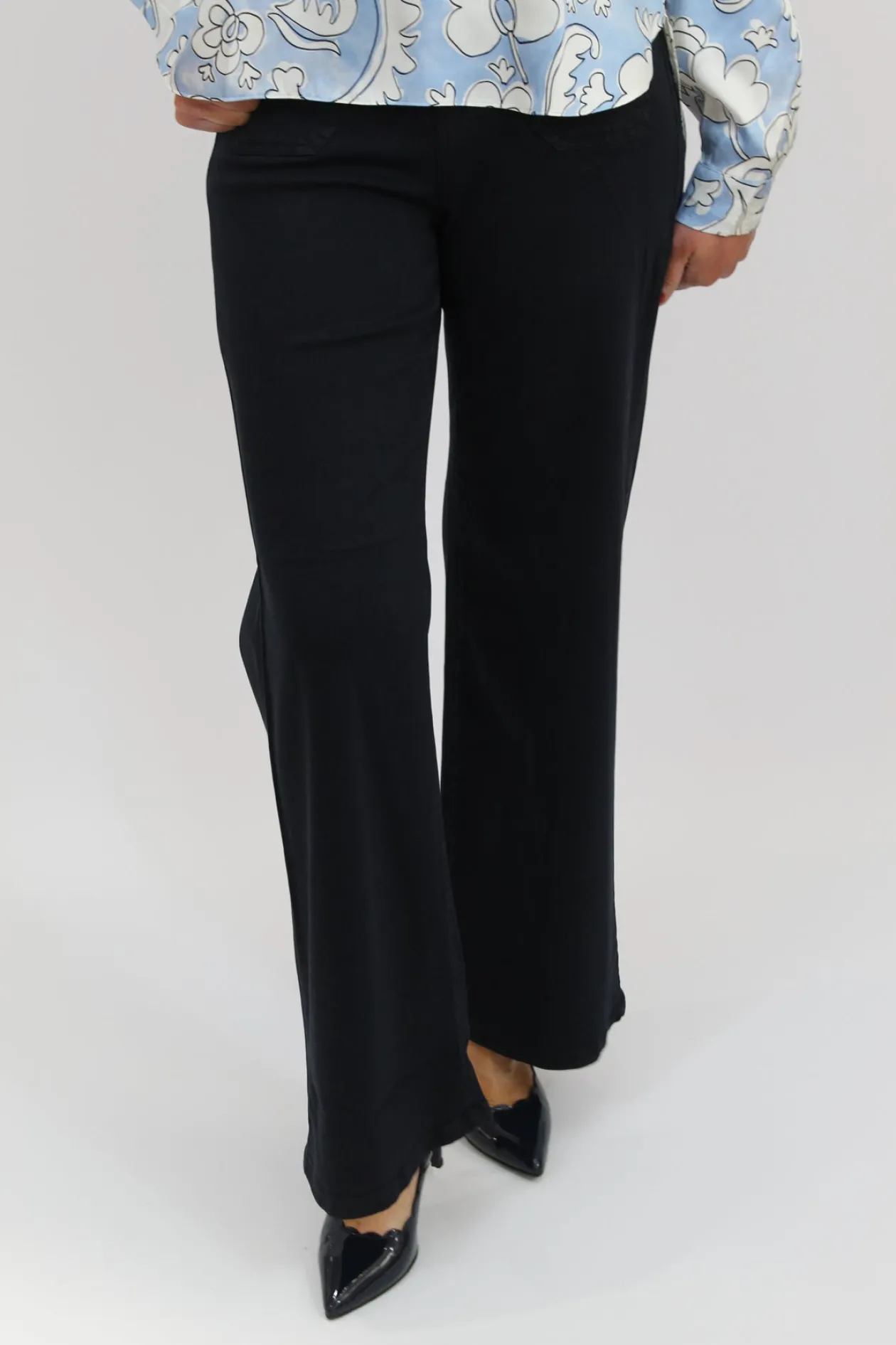 emme_navy_patch_pocket_tr_0.webp EMME Navy Patch Pocket Trousers