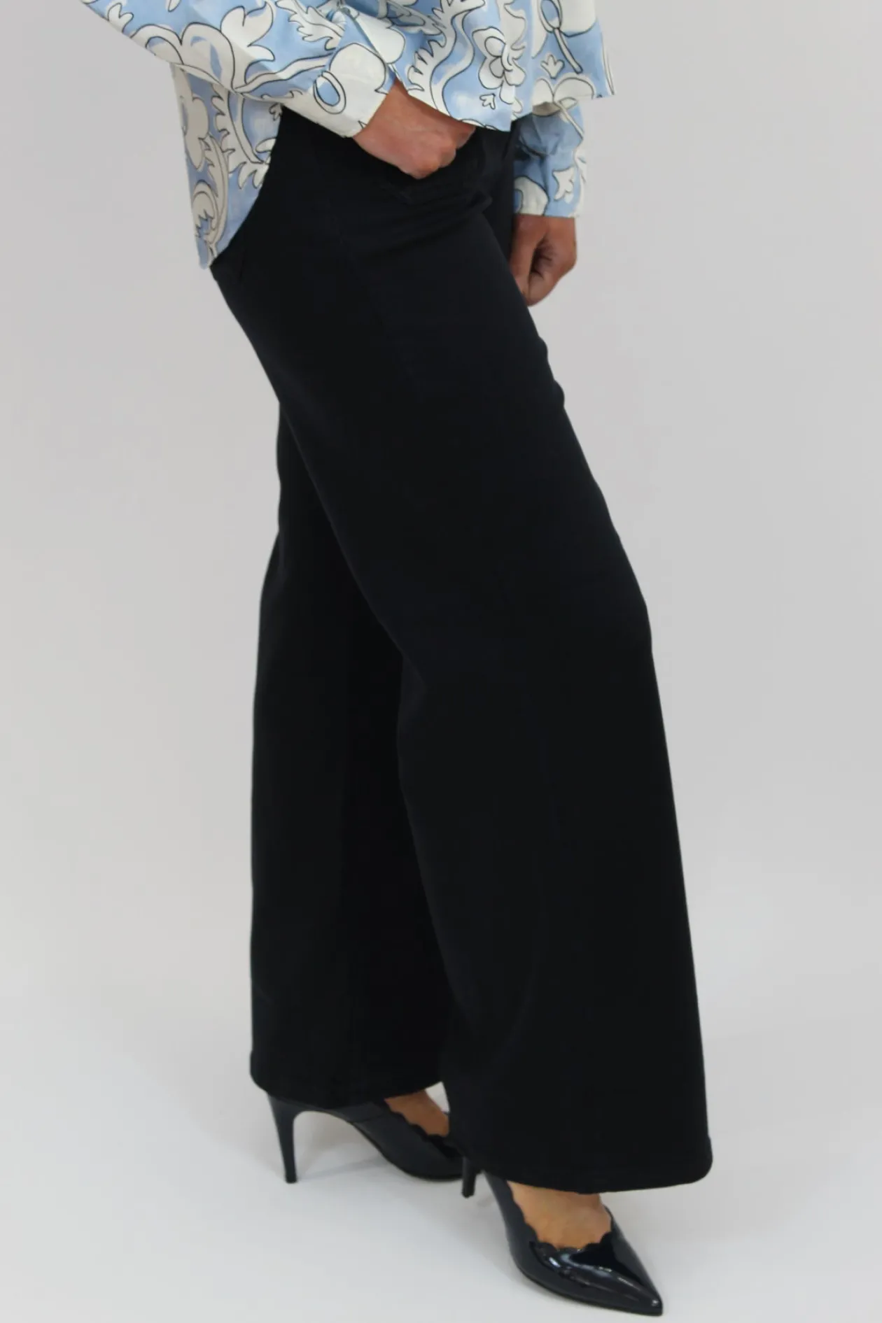 emme_navy_patch_pocket_tr_1.webp EMME Navy Patch Pocket Trousers