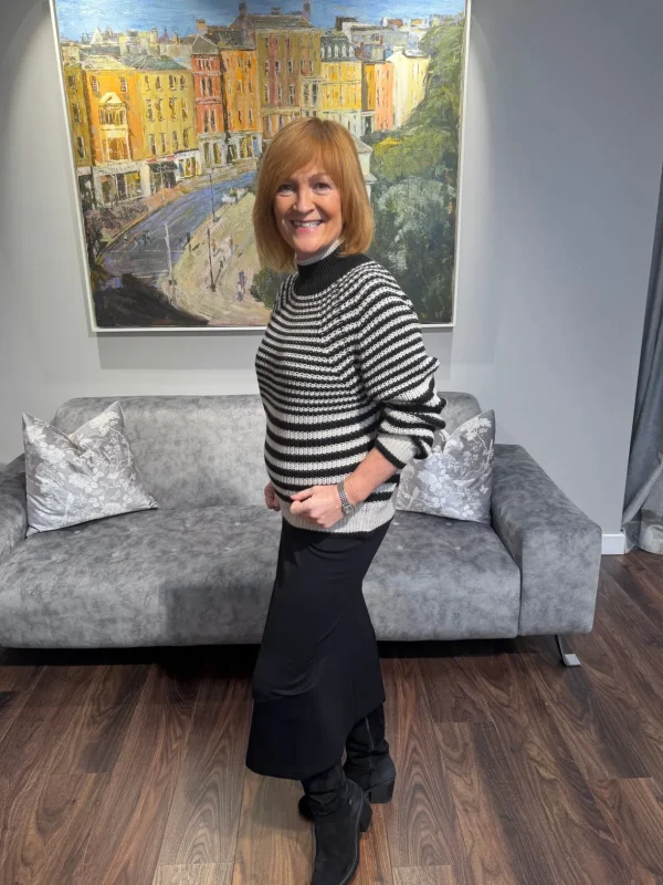 H Black skirt