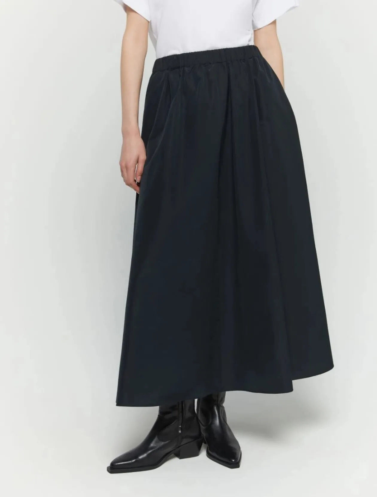 iblues_black_skirt_0.webp IBLUES Black Skirt