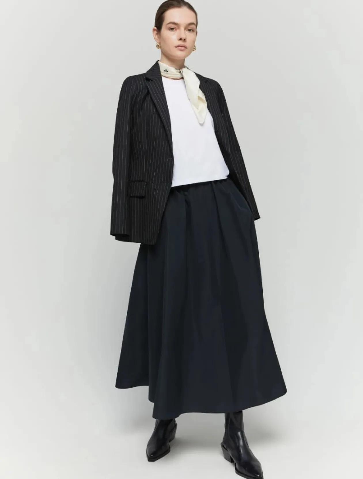 iblues_black_skirt_1.webp IBLUES Black Skirt