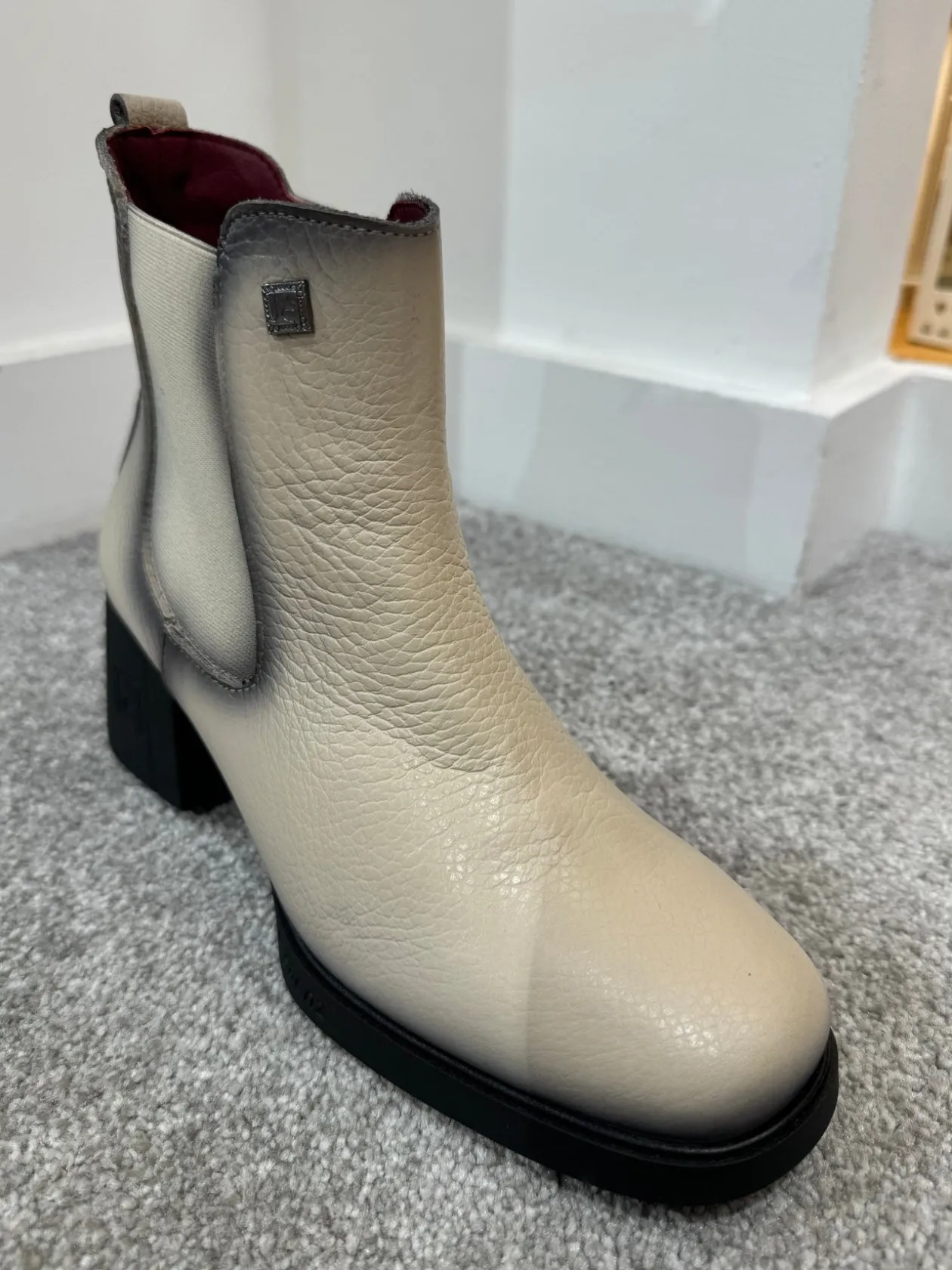 jose_saenz_beige_ankle_bo_0.webp JOSE SAENZ Beige Ankle Boots