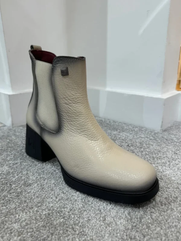 JOSE SAENZ Beige Ankle Boots