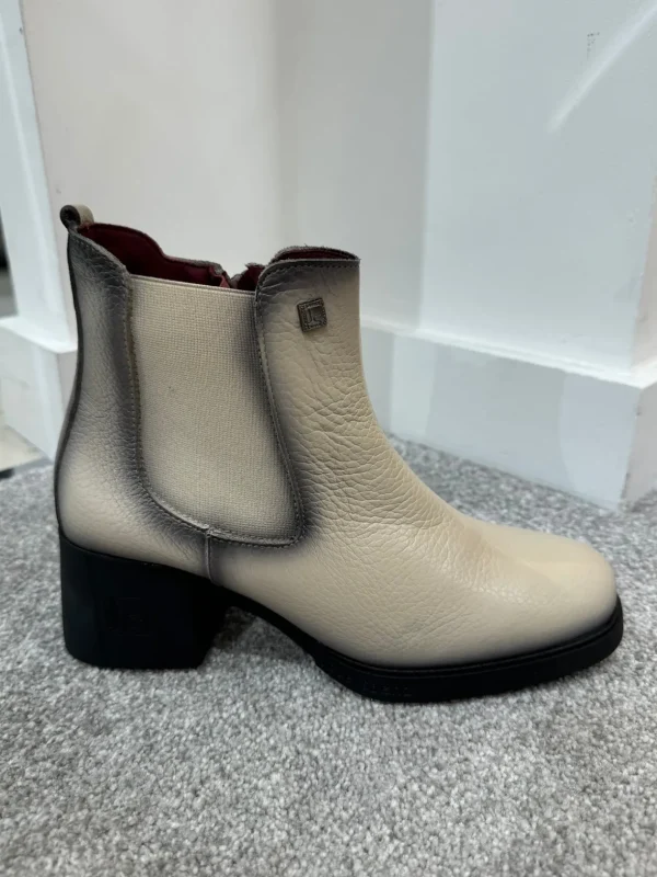 JOSE SAENZ Beige Ankle Boots