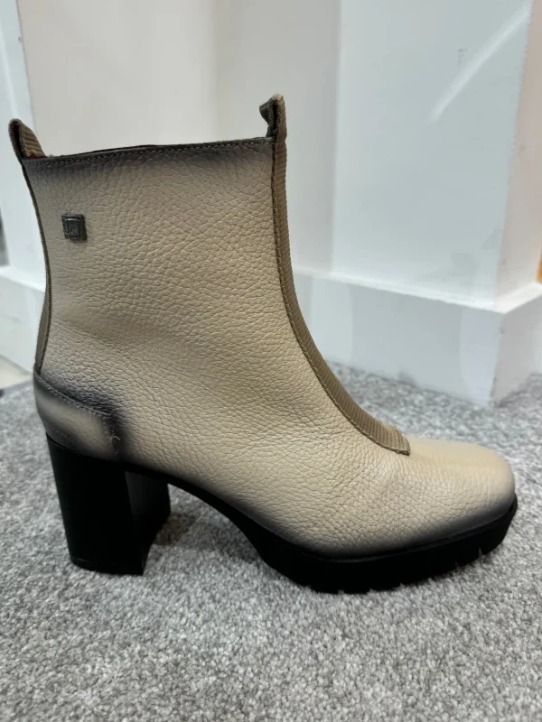 JOSE SAENZ Beige Heel Boots