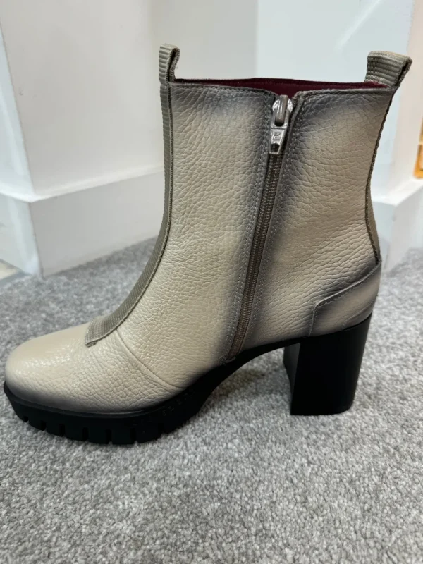 JOSE SAENZ Beige Heel Boots