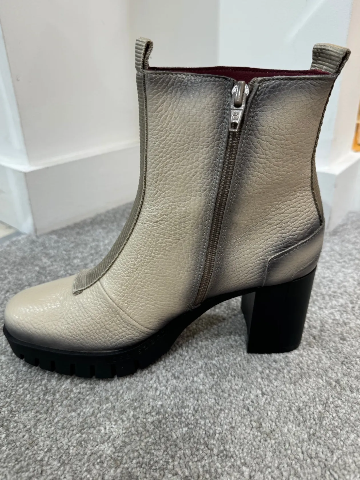 jose_saenz_beige_heel_boo_2.webp JOSE SAENZ Beige Heel Boots