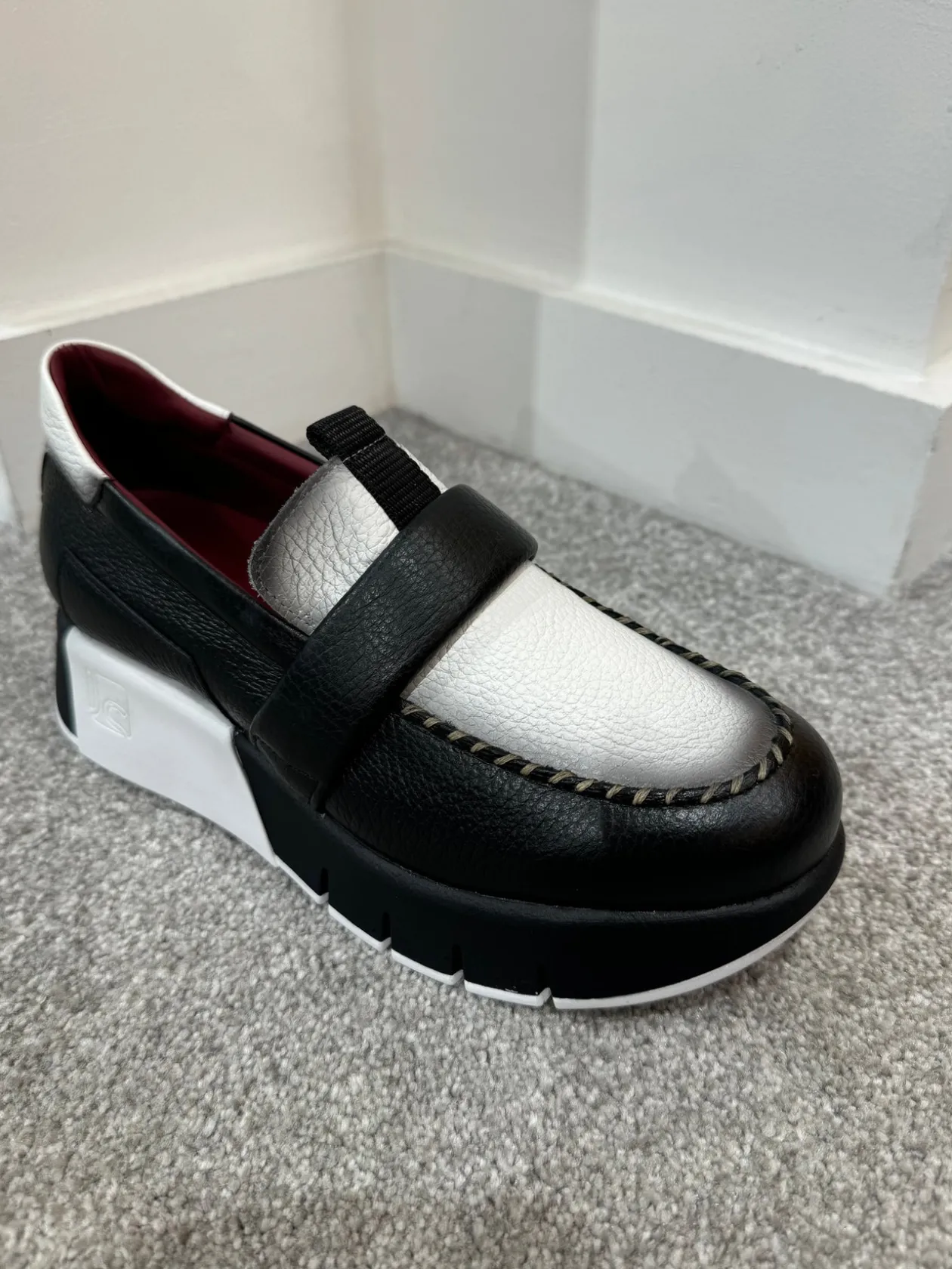 jose_saenz_ice_white_amp__0.webp JOSE SAENZ Ice White & Black Loafers