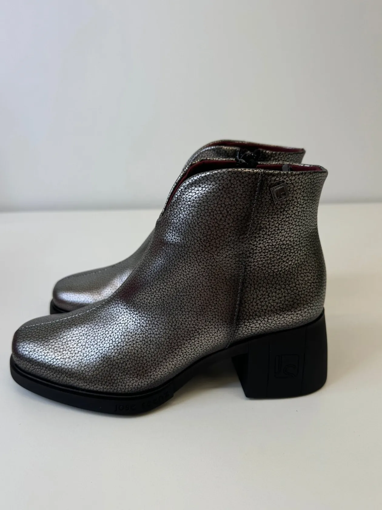 jose_saenz_silver_shiny_c_2.webp JOSE SAENZ Silver Shiny Croc Boots