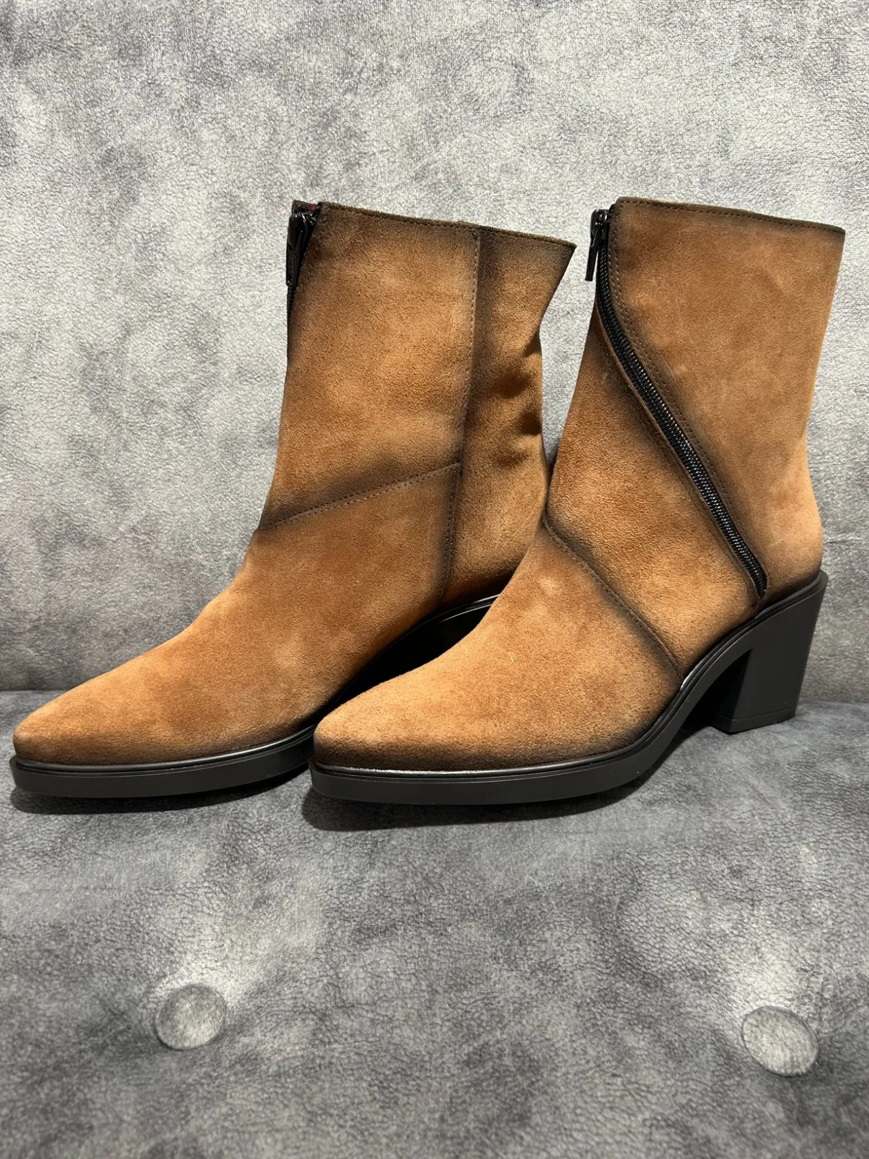 jose_saenz_tan_suede_boot_0-1.webp JOSE SAENZ Tan Suede Boots
