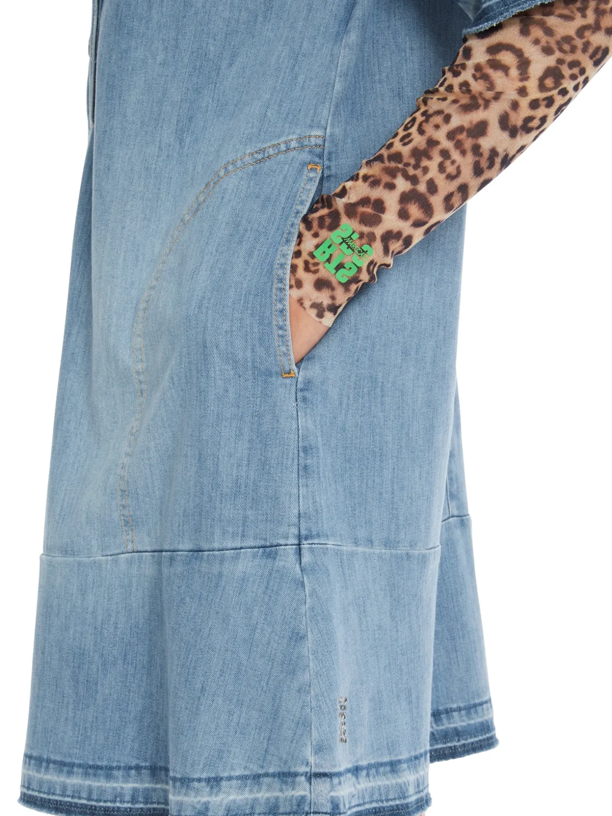 marc_cain_denim_dress_wit_4.webp MARC CAIN Denim Dress With leopard Print