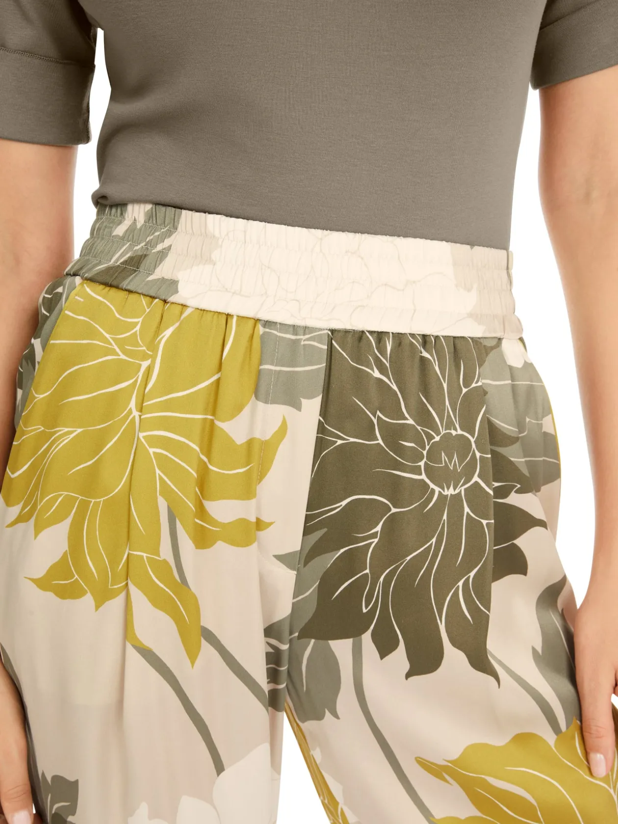 marc_cain_floral_fine_sil_3.webp MARC CAIN Floral Fine Silk Trousers